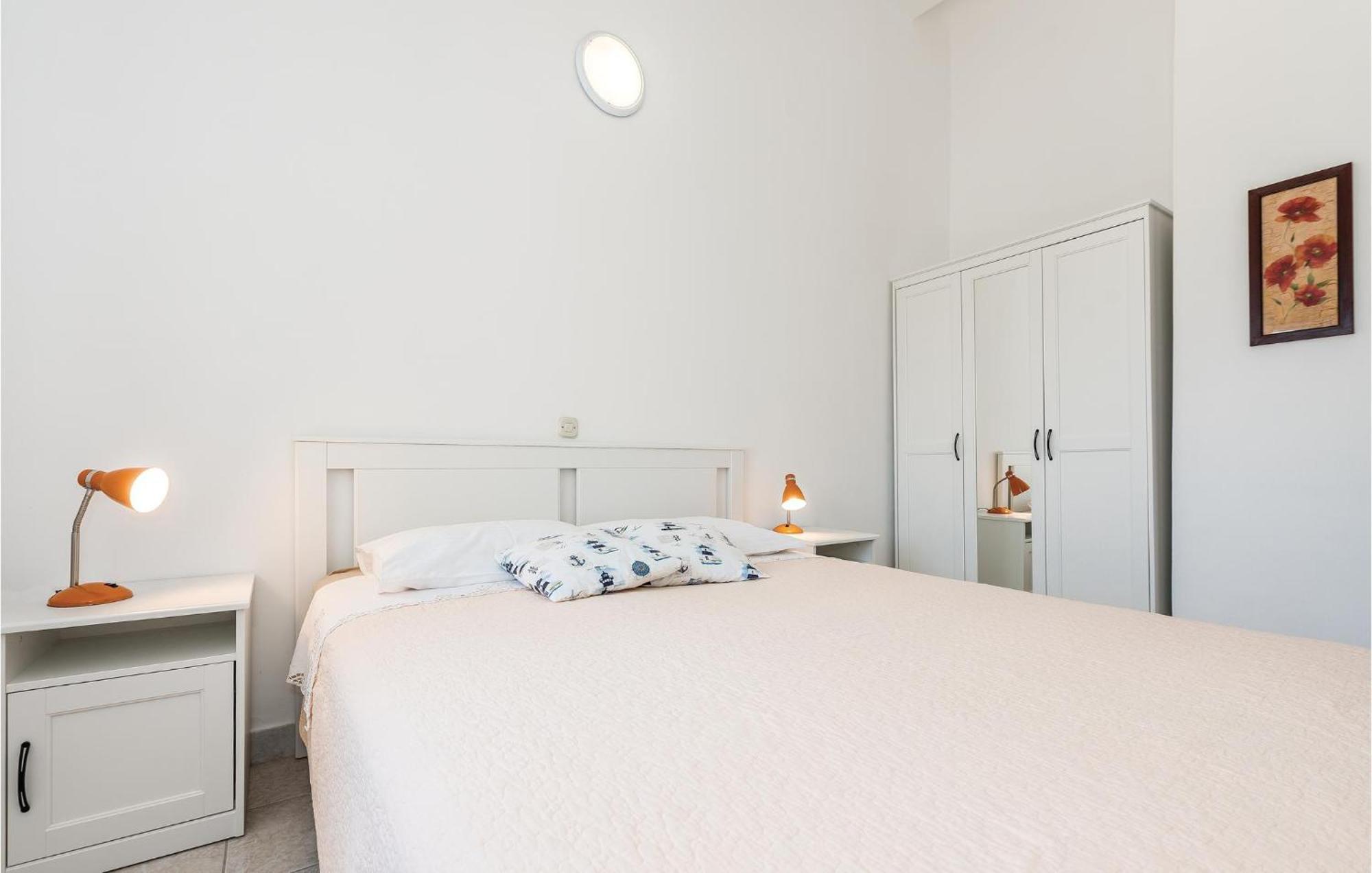 Awesome Apartment In Jezera With Kitchen ภายนอก รูปภาพ